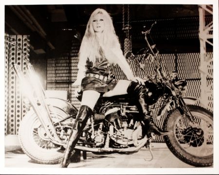 Siebdruck Young - Brigitte Bardot sur sa Harley Davidson 