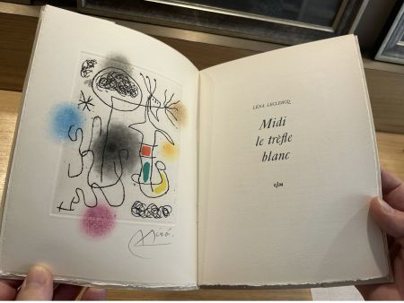 Illustriertes Buch Miró - Léna Leclercq. MIDI LE TRÈFLE BLANC. Une gravure en aquatinte signée (1968)