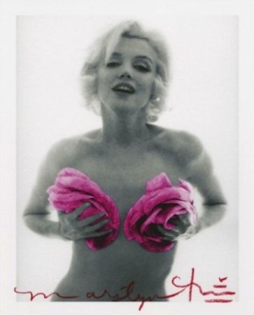 Fotografie Stern - Marilyn Monroe. La dernière séance. Les roses rose (1962)