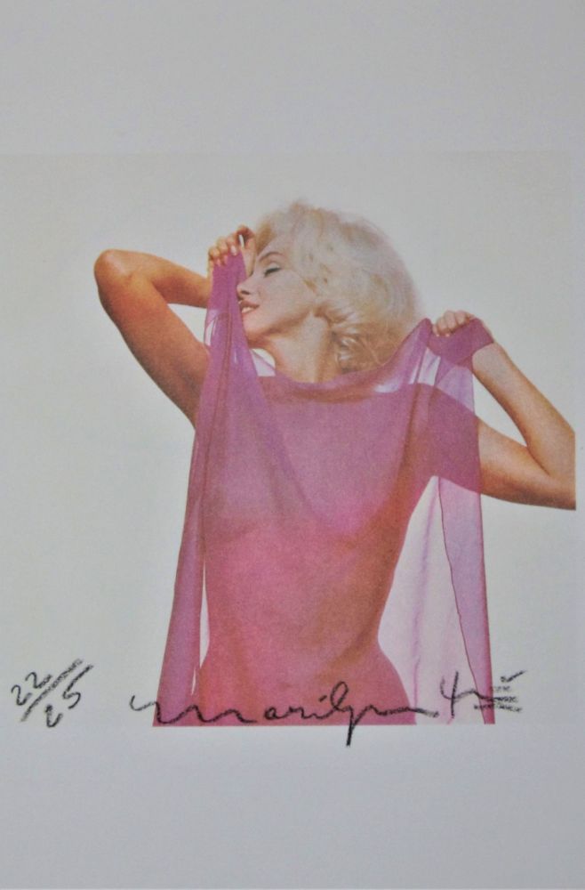 Fotografie Stern - Marilyn: Pink Scarf