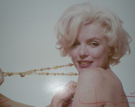 Fotografie Stern -  Marilyn pulling beads (1962) 