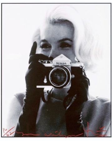 Fotografie Stern - Marilyn with Nikon (Close Up)
