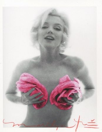 Fotografie Stern - Marilyn with Pink Roses