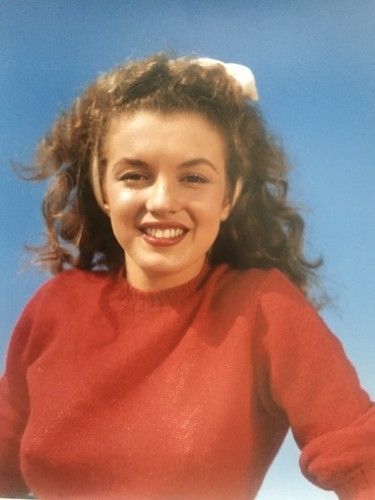 Fotografie De Dienes  - Norma Jean in red (Marilyn Monroe 1945)
