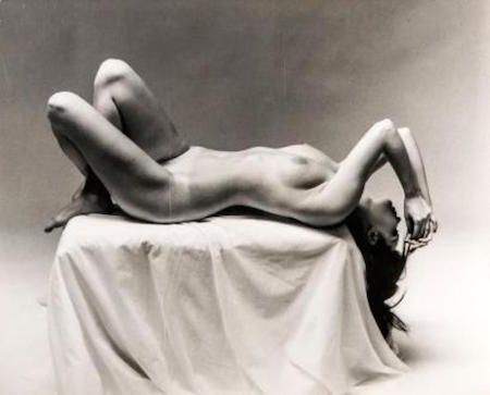 Fotografie De Dienes  - Nude Laying on Pedestal