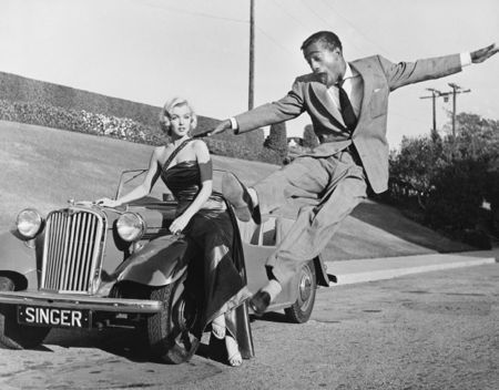 Fotografie Worth - Sammy Davis Jr leaps for Marilyn
