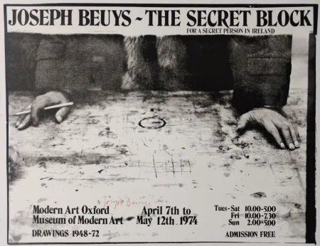 Siebdruck Beuys -  „Joseph Beuys - The secret block. For a secret person in Ireland. Modern Art Ox- ford. Museum of Modern Art. Drawings 1948-72. April 7th to May 12th 1974. Tues-Sat 10.00-5.00,  Fri 10.00-7.30, Sun 2.00-5.00, admission free“. 