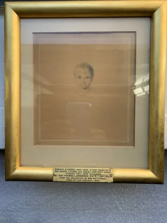 Keine Technische Lawrence - Sarah Lysons with coral necklace