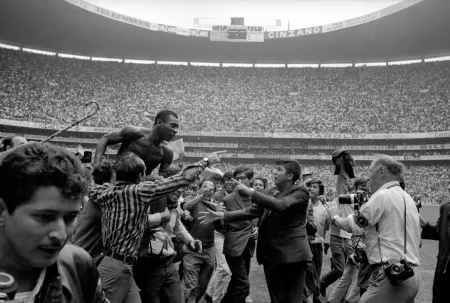 Fotografie Leifer - Pele on Shoulders on Fans