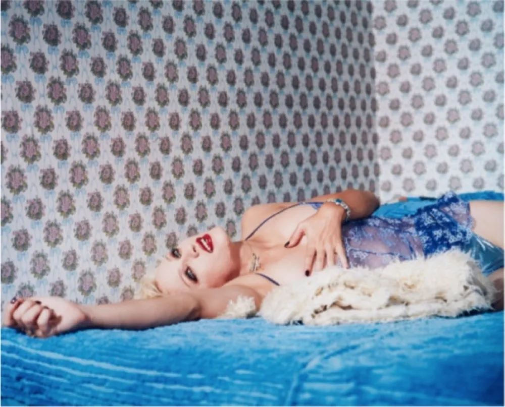 Fotografie Rheims - Madonna blue laying on a blue bed, New York 