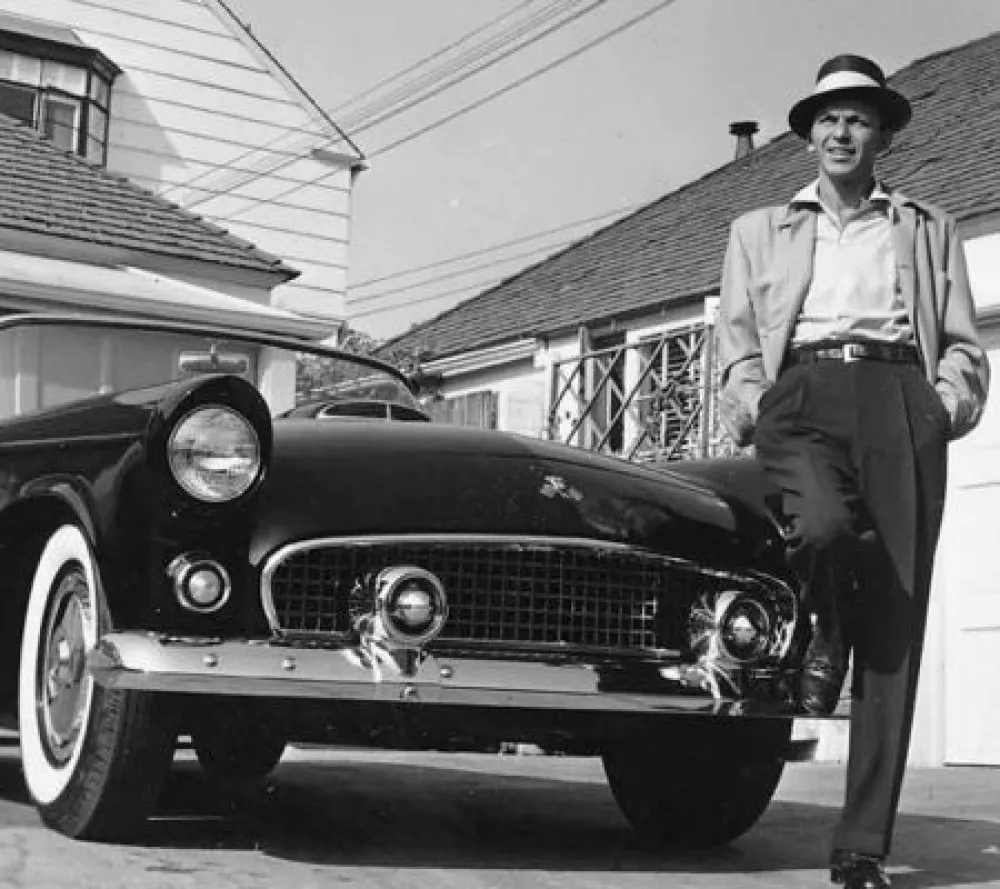 Fotografie Worth - Frank Sinatra next to his T-Bird